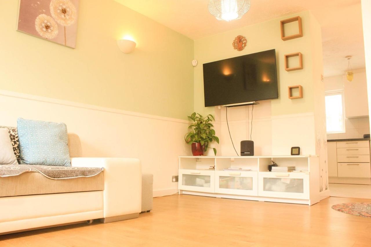 Welcome Home Twin Bedroom Near Heathrow Airport, London Yiewsley Bagian luar foto